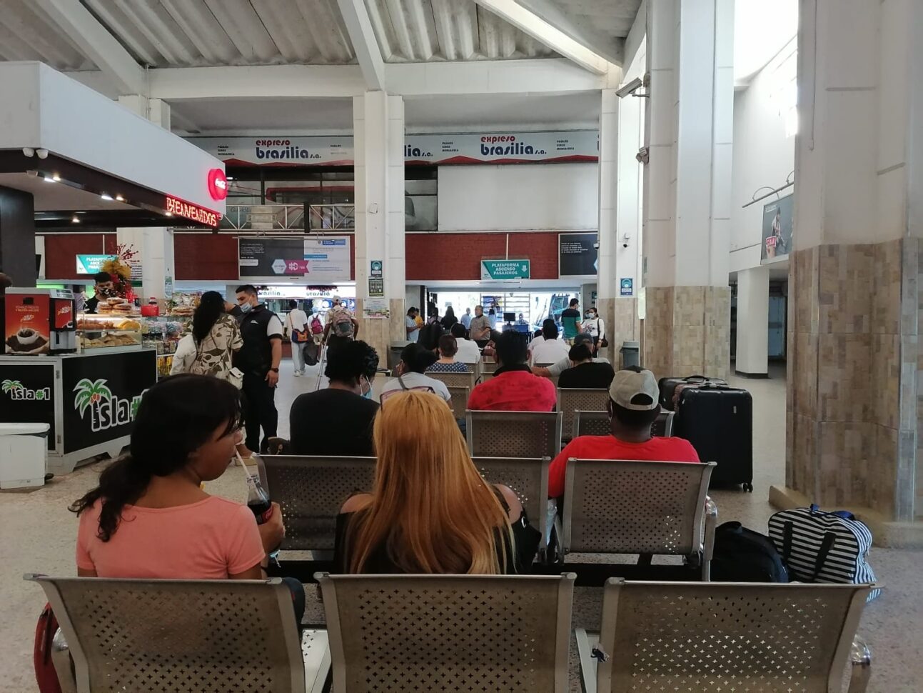 Usuarios en las salas de espera de la Terminal de Transporte Terrestre